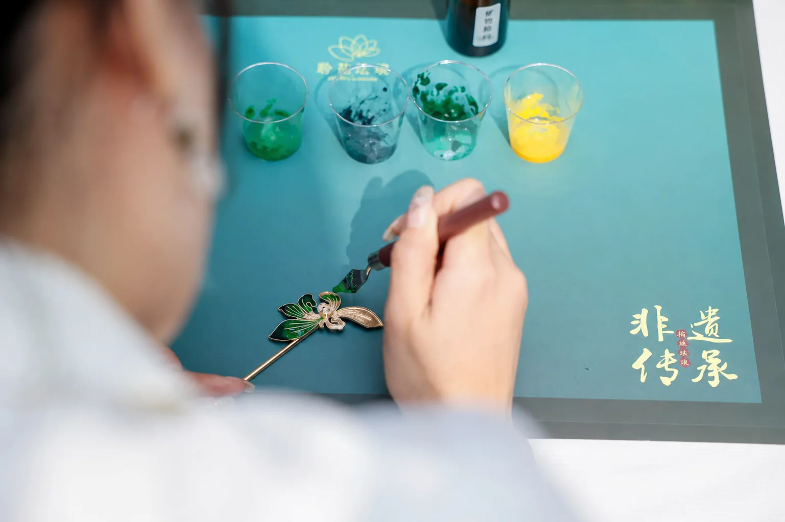 珐琅作品制作与点蓝场景